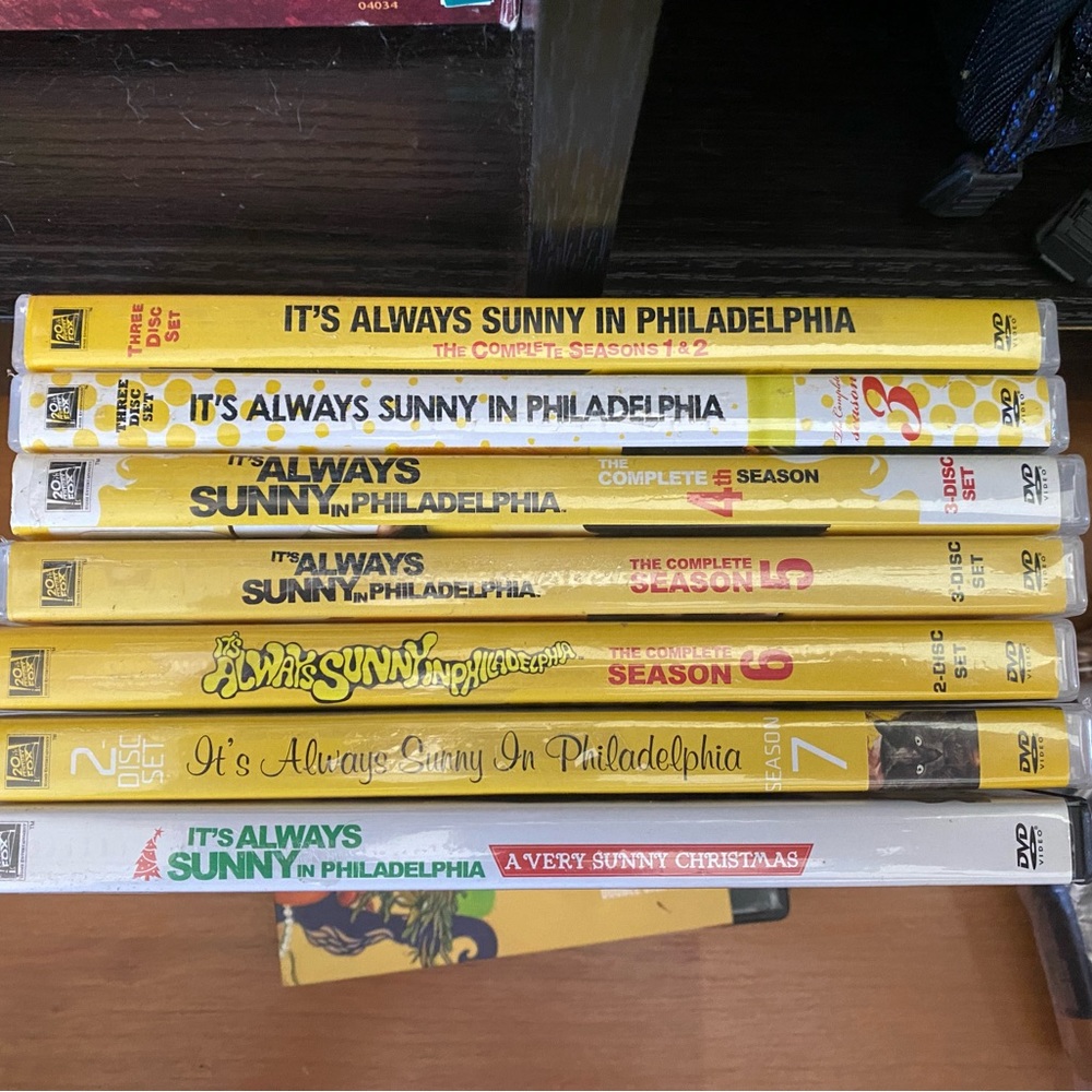 Always sunny in Philadelphia Seasons 1-7 & Christmas special dvd set.